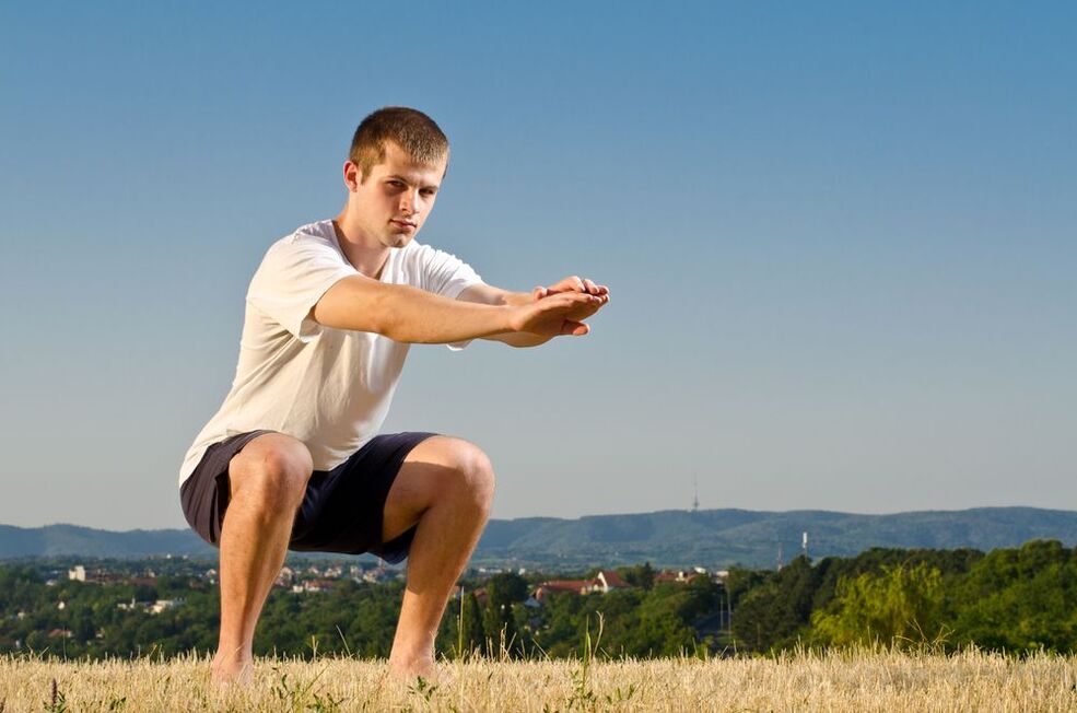 Le renforcement de la force masculine est facilité par des exercices physiques particuliers tels que les squats. 